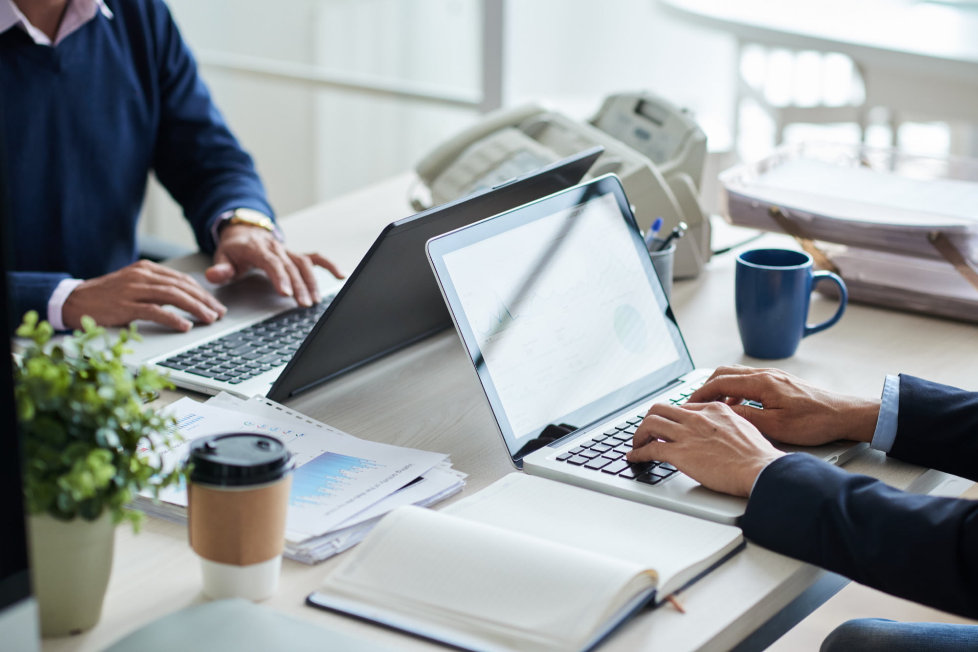 Personnes travaillant sur un tableau ordinateur - Formation entreprise Tours